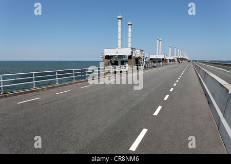 Straße auf die Sturmflut Barriere zwischen Oosterschelde oder Oosterschelde und Nordsee, Zeeland, Niederlande, Europa Stockfoto