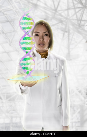 Wissenschaftlerin mit holographischen Genom Stockfoto