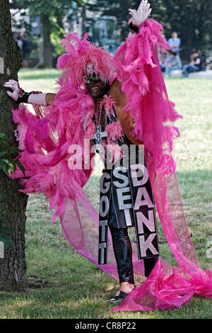 Drag Queen mit Federboa, Christopher Street Day in Düsseldorf, Nordrhein-Westfalen, Deutschland, Europa Stockfoto