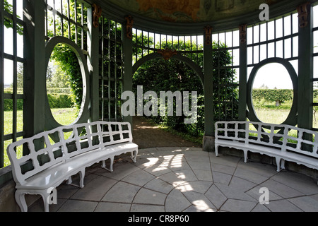 Historischen Pavillon mit Bänken und ovale Fenster, Rokoko-Gärten, Schloss Veitshöchheim Burg, Franken, Niederbayern Stockfoto