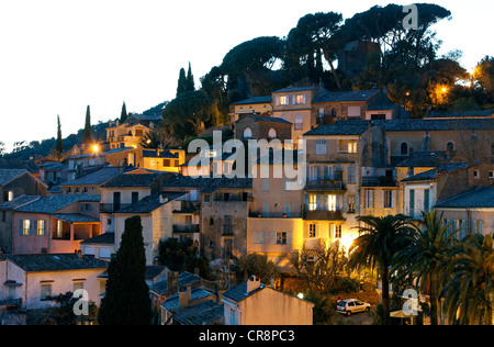 Ansicht von Bormes-Les-Mimosas bei Dämmerung, Provence-Alpes-Côte d ' Azur Region, Frankreich, Europa Stockfoto