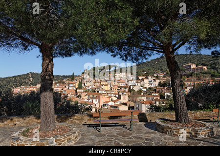 Ansicht von Bormes-Les-Mimosas, einem mittelalterlichen Bergdorf, Region Provence-Alpes-Côte d ' Azur, Frankreich, Europa Stockfoto