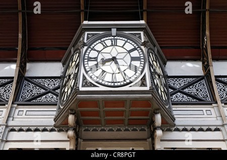 Historische Bahnhofsuhr in der Haupthalle, London Paddington Station, London, England, Vereinigtes Königreich, Europa Stockfoto