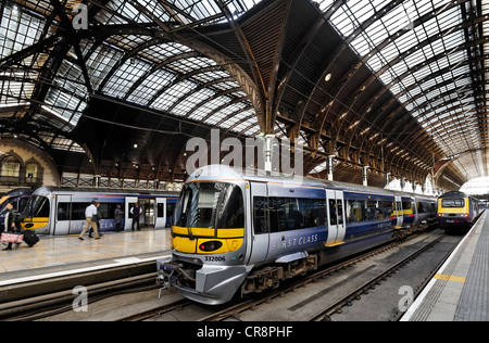 Historischen Haupthalle, Plattform mit Heathrow Express Rail, Kopfbahnhof Bahnhof London Paddington, London, England Stockfoto