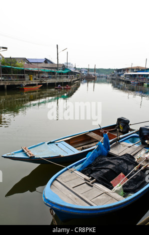 Kleines Fischerboot in Thailand. Stockfoto