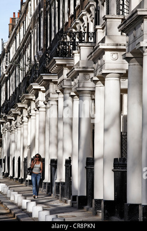 Häuserzeile mit einheitlichen klassischen Spalte Portale, Sussex Gardens, Paddington, London, England, Vereinigtes Königreich, Europa Stockfoto