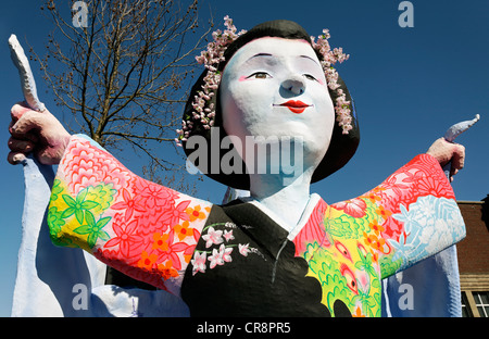 Japanische Frau trägt einen Kimono mit ausgestreckten Armen, Pappmaché Figur, Parade Float beim Rosenmontagszug Karnevalsumzug Stockfoto