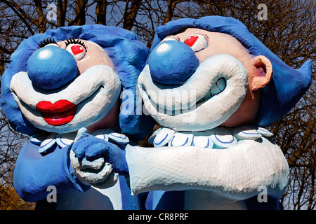 Lustiger Clown paar, hand in hand Pappmaché Figuren, Parade Float auf der Rosenmontagszug Karneval Parade 2011, Düsseldorf Stockfoto