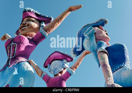 Prinzengarde Tänzer, Pappmaché Figuren, parade Float auf der Rosenmontagszug Karneval Parade 2011, Düsseldorf Stockfoto