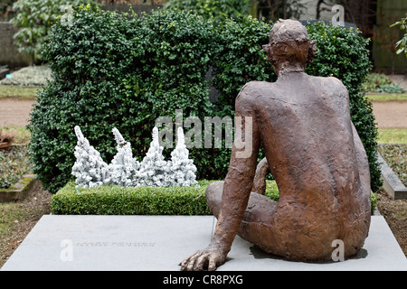 Männliche Figur sitzt auf einem Grabstein, moderne schwere Skulptur, Nordfriedhof Friedhof, Düsseldorf, Nordrhein-Westfalen Stockfoto