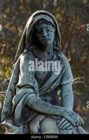 Eine trauernde Frau, sitzend, historischen Grab Skulptur, Skulptur, Nordfriedhof Friedhof, Düsseldorf, Nordrhein-Westfalen Stockfoto