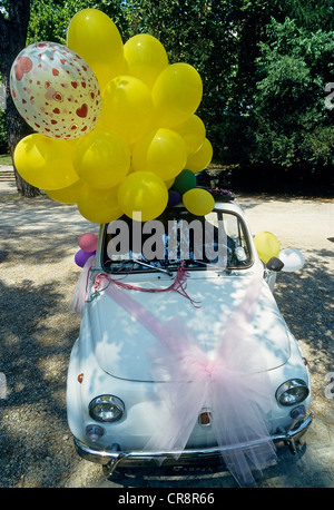 Kleinen Hochzeitsauto geschmückt alten Fiat 500 mit Luftballons, Montecatini Terme, Toskana, Italien, Europa Stockfoto