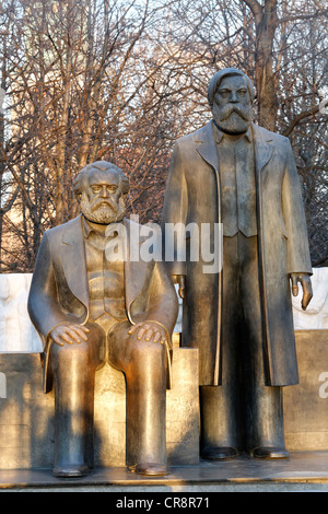 Karl Marx sitzt und Friedrich Engels stehend, Statue aus der DDR, Bezirk Mitte, Berlin, Deutschland, Europa Stockfoto