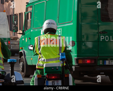 Polizei-Motorradfahrer an eine Schranke in einer Straße, Regierungsviertel, Regierung Bezirk, Berlin, Deutschland, Europa Stockfoto