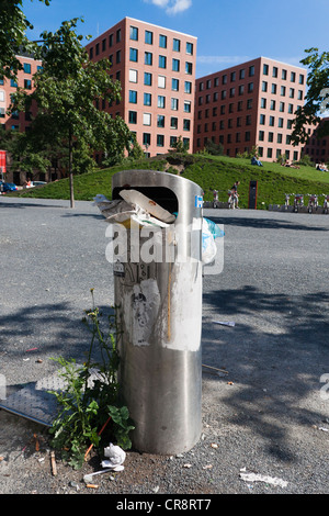 Volle Mülleimer auf den am Straßenrand, Bezirk Mitte, Berlin, Deutschland, Europa Stockfoto