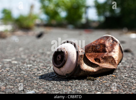 Rostige Spraydose auf asphalt Stockfoto