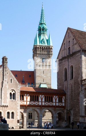 Blick vom Burgplatz Platz auf dem Turm des historischen Rathauses in Braunschweig, Niedersachsen, Deutschland, Europa Stockfoto