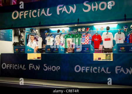 Ein Fan-Shop in der UEFA Fan Zone am Plac Wolnosci, Poznan, Polen Stockfoto