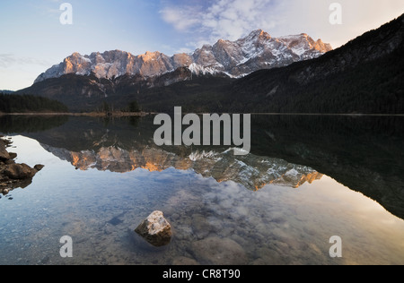 Zugspitzmassivs und das Wettersteingebirge spiegeln sich im See Eibsee, Garmisch-Partenkirchen, Bayern, Deutschland, Europa Stockfoto