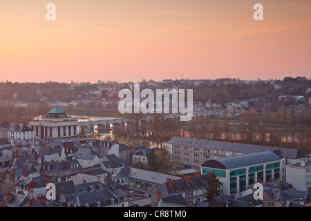 Blick über die Dächer von Tours in Frankreich. Die Loire kann im Hintergrund, beleuchtet durch die untergehende Sonne zu sehen. Stockfoto