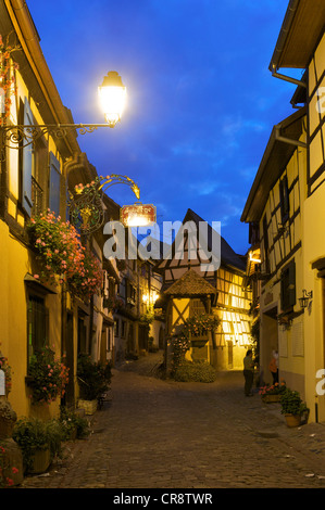 Gasse mit Fachwerkhäusern in Eguisheim, Elsass, Frankreich, Europa Stockfoto