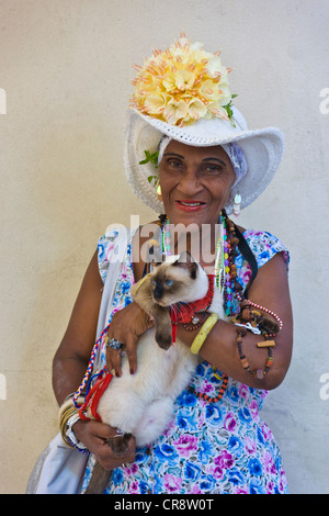 Alte Frau, die eine Katze, Havanna, Kuba Stockfoto