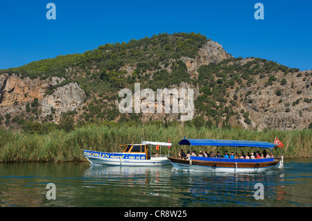 Ausflugsboote am Fluss Dalyan vor die Felsengräber von Kaunos oder Kaunos in der Nähe von Marmaris, Türkische Ägäis, Türkei Stockfoto