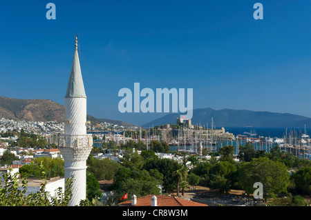 Blick auf die Altstadt, Hafen und Schloss St. Peter in Bodrum, Türkische Ägäis, Türkei Stockfoto