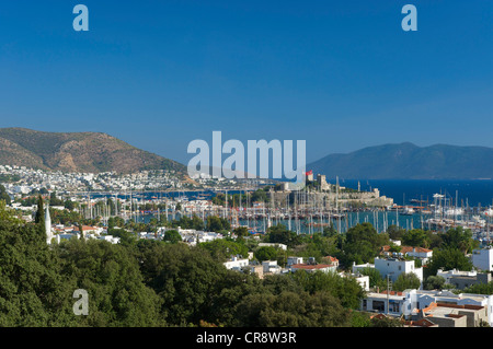 Blick auf die Altstadt, Hafen und Schloss St. Peter in Bodrum, Türkische Ägäis, Türkei Stockfoto