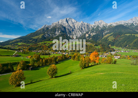 Das Dorf von Leogang, Leoganger Steinberge Bergkette an der hinteren, Pinzgau Region, Salzburger Land, Österreich, Europa Stockfoto