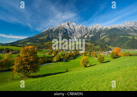 Dorf von Leogang vor der Leoganger Steinberge, Leogang Stein Berge, Pinzgauer, Salzburger Land, Österreich Stockfoto