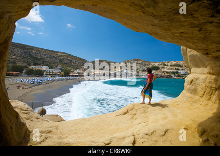 Frau stand vor der Höhle am Strand von Matala, Kreta, Griechenland, Europa Stockfoto