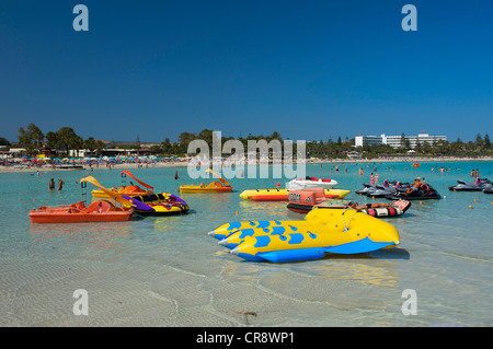 Mehrere Boote auf den Strand, Nissi Beach, Ayia Napa, Süd-Zypern, Zypern Stockfoto