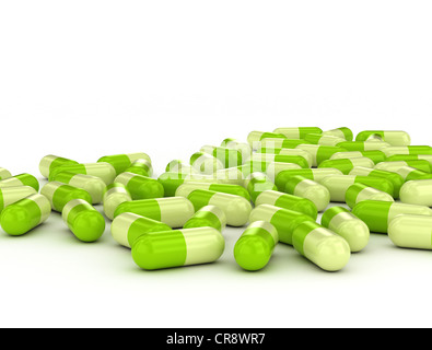 Grüne Pillen auf weißem Hintergrund Kräutermedizin Stockfoto