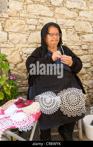 Frau dabei traditionelle Häkeln in Omodos, Troodos-Gebirge, Süd-Zypern, Zypern Stockfoto