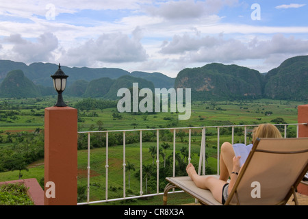 Touristischen Kalksteinhügel bewundern und Ackerland vom Hotelbalkon in Vinales Tal, UNESCO-Weltkulturerbe, Kuba Stockfoto