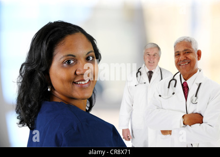 Gruppe von Ärzten und Krankenschwestern eingestellt auf weißem Hintergrund Stockfoto