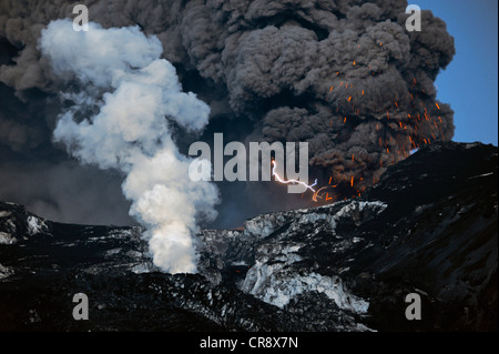 Ein Blitz in die Aschewolke aus dem Vulkan Eyjafjallajoekull, während es Magma, Lavastrom an wirft die Stockfoto