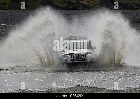 Super-Jeep fahren durch ein Nebenfluss des Flusses Krossá, Þórsmoerk, Island, Europa Stockfoto