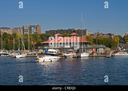 Waterfront mit Skyline, Boote, Marina, Lake Champlain, Burlington, Vermont, New England, USA Stockfoto