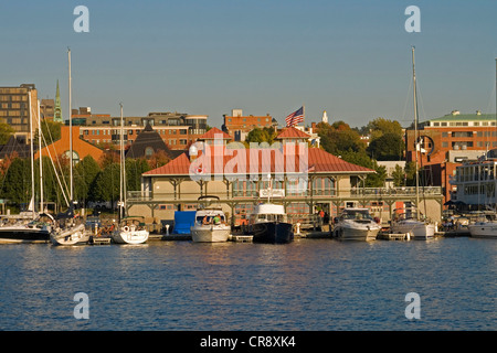 Waterfront mit Skyline, Boote, Marina, Lake Champlain, Burlington, Vermont, New England, USA Stockfoto