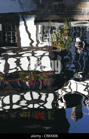 Fachwerkbau spiegelt sich im Kanal, Straßburg, Elsass, Frankreich, Europa Stockfoto