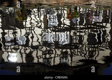 Fachwerkbauten spiegelt sich im Kanal, Straßburg, Elsass, Frankreich, Europa Stockfoto