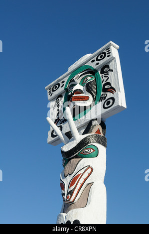 Mond mit menschlichen Geist Gesicht über Bergziege über Bear Holding Royal Totem von Simon Charlie, Duncan, Vancouver Island Stockfoto