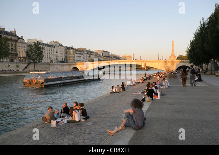 Menschen an den Ufern des Flusses Seine Brücke Pont De La Tournelle, Paris, Frankreich, Europa Stockfoto