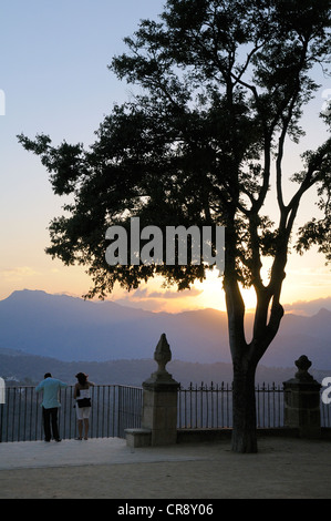 Menschen genießen die Aussicht von der Alameda del Tajo, Ronda, Provinz Malaga, Andalusien, Spanien, Europa Stockfoto