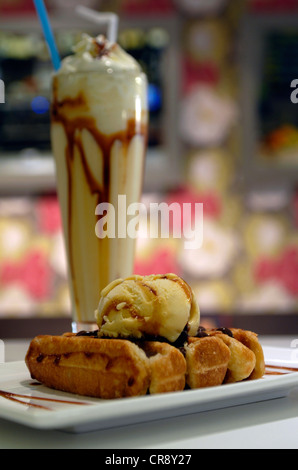 Waffel mit Vanille und Schokolade und Eis Eisbecher mit Sahne und Nüssen. Bar in Barcelona, Spanien. Stockfoto