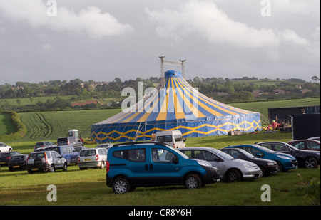 Blaue und gelbe Zirkuszelt in Ackerland in der Nähe von Torquay, ausgeschnitten, Ausschnitt, schwere, riesige, isoliert, large, Leben, Stockfoto