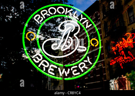 Leuchtreklame für Brooklyn Bier in einem Zeitfenster von New York City bar Stockfoto