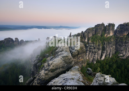 Nebel im Elbtal, Schrammsteine Gruppe von Felsen, Sächsische Schweiz, Sachsen, Deutschland, Europa Stockfoto